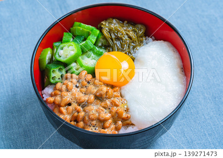 ネバネバ丼 納豆とオクラととろろとめかぶと卵黄のご飯 ネバネバ丼 納豆とオクラととろろとめかぶと卵黄のご飯 139271473