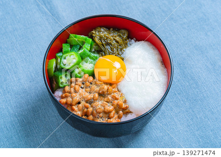 ネバネバ丼 納豆とオクラととろろとめかぶと卵黄のご飯 139271474