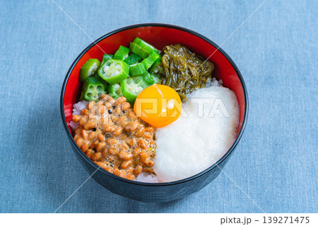 ネバネバ丼 納豆とオクラととろろとめかぶと卵黄のご飯 139271475