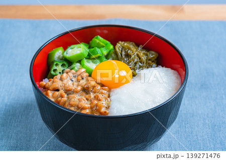 ネバネバ丼 納豆とオクラととろろとめかぶと卵黄のご飯 139271476