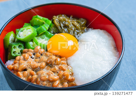 ネバネバ丼 納豆とオクラととろろとめかぶと卵黄のご飯 139271477