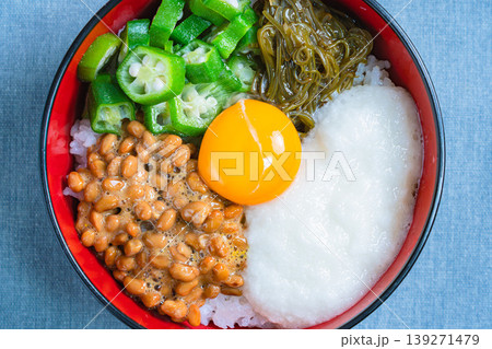 ネバネバ丼 納豆とオクラととろろとめかぶと卵黄のご飯 139271479