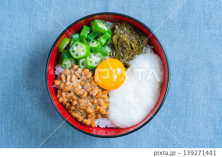 ネバネバ丼 納豆とオクラととろろとめかぶと卵黄のご飯 ネバネバ丼 納豆とオクラととろろとめかぶと卵黄のご飯 139271481