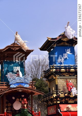 日本の愛知県の犬山市　春の犬山祭りと満開の桜　犬山城前広場に集まる車山　からくり人形を奉納する光景 139271567