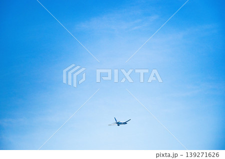 大空へ飛び立つ飛行機 139271626
