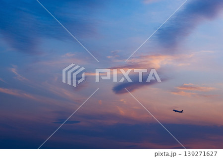 大空へ飛び立つ飛行機 139271627