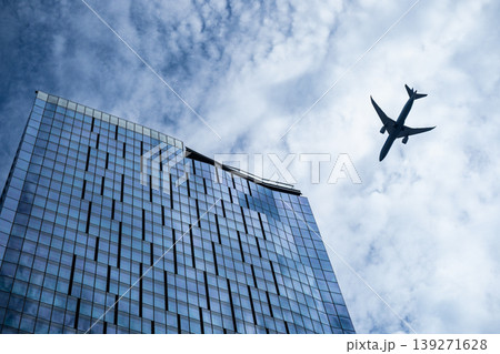 都心の上を低空飛行する飛行機 139271628