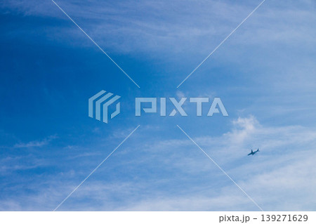 空高く飛ぶ飛行機 139271629