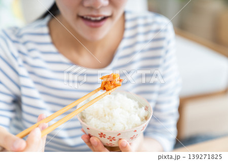 キムチでご飯を食べる若い女性の手元 キムチでご飯を食べる若い女性の手元 139271825