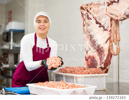 Young female butcher preparing fresh raw minced meat 139272163