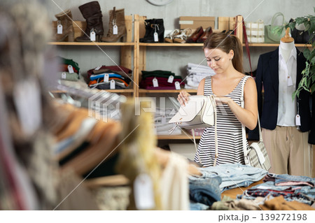 Young girl choosing a fashionable handbag in boutique 139272198