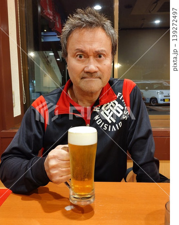 ラーメン屋さんでラーメン待ち中にビールを飲む男性 ラーメン屋さんでラーメン待ち中にビールを飲む男性 139272497