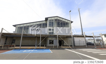 JR東北線(宇都宮線)、JR烏山線の岡本駅の東口から見た外観、駅舎 JR東北線(宇都宮線)、JR烏山線の岡本駅の東口から見た外観、駅舎 139272600