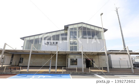 JR東北線(宇都宮線)、JR烏山線の岡本駅の東口から見た外観、駅舎 JR東北線(宇都宮線)、JR烏山線の岡本駅の東口から見た外観、駅舎 139272602