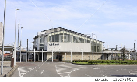 JR東北線(宇都宮線)、JR烏山線の岡本駅の西口から見た外観、駅舎 JR東北線(宇都宮線)、JR烏山線の岡本駅の西口から見た外観、駅舎 139272606