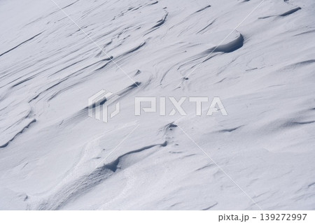 規則的な斜めのラインが美しい雪原の風紋・自然が描く幾何学模様の背景素材 規則的な斜めのラインが美しい雪原の風紋・自然が描く幾何学模様の背景素材 139272997