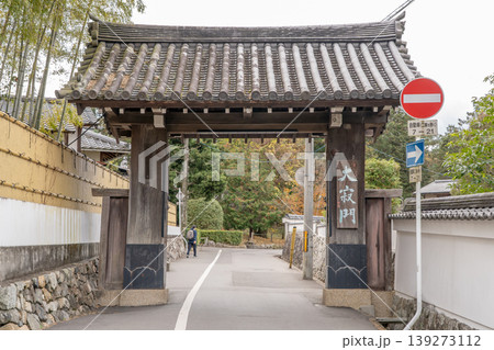 鹿ケ谷通にある正的院大寂門(南禅寺の北に位置する御門) 鹿ケ谷通にある正的院大寂門(南禅寺の北に位置する御門) 139273112