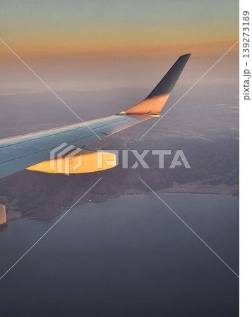 飛行機から見た翼と夕焼け空【上空の風景】 139273189