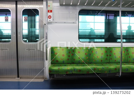 電車内の緑色の座席 電車内の緑色の座席 139273202