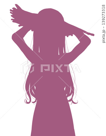麦わら帽子を被ったロングヘアの女の子　押さえる　シルエット 139273318