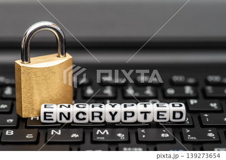 アルファベットビーズでENCRYPTEDの文字と南京錠とノートパソコン アルファベットビーズでENCRYPTEDの文字と南京錠とノートパソコン 139273654