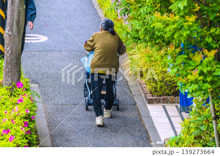 日本の横浜都市景観段差…四輪カートの高齢女性（マスク姿）…ガタガタと揺れる…＝横浜市内 139273664