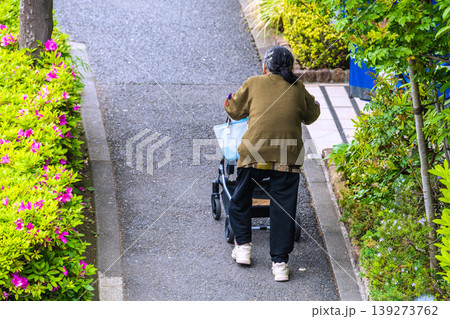 日本の横浜都市景観段差…四輪カートの高齢女性(マスク姿)…ガタガタと揺れる…=横浜市内 日本の横浜都市景観段差…四輪カートの高齢女性(マスク姿)…ガタガタと揺れる…=横浜市内 139273762
