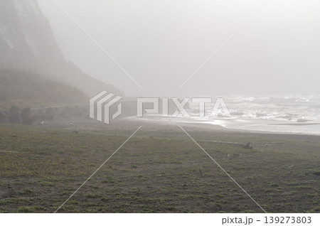 輝く波と霧に煙る屏風ヶ浦と飯岡海岸の朝 139273803