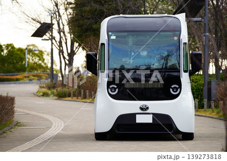 実証実験を行うトヨタの自動運転EV「e-Palette」(正面) 実証実験を行うトヨタの自動運転EV「e-Palette」(正面) 139273818