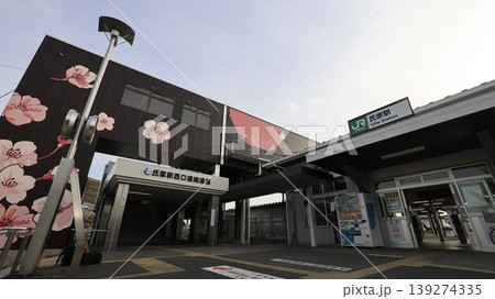 JR東北線(宇都宮線)の東口から見た氏家駅、西口への連絡通路(跨線橋)の出入口もある JR東北線(宇都宮線)の東口から見た氏家駅、西口への連絡通路(跨線橋)の出入口もある 139274335