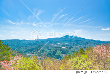 栃木県那須塩原市　新緑と桜が咲く塩原温泉と高原山の景色 139274459