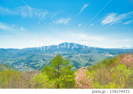 栃木県那須塩原市 新緑と桜が咲く塩原温泉と高原山の景色 栃木県那須塩原市 新緑と桜が咲く塩原温泉と高原山の景色 139274472