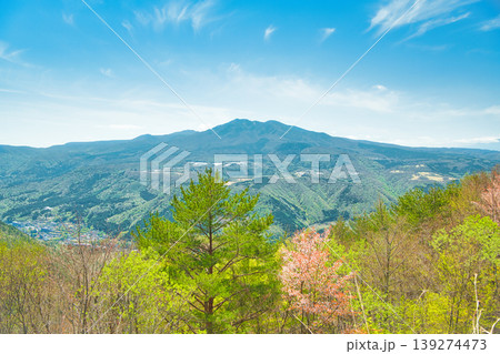 栃木県那須塩原市　新緑と桜が咲く塩原温泉と高原山の景色 139274473
