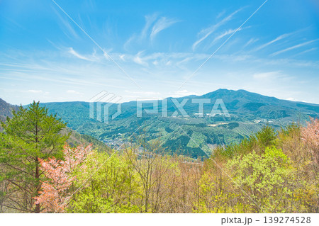 栃木県那須塩原市 新緑と桜が咲く塩原温泉と高原山の景色 栃木県那須塩原市 新緑と桜が咲く塩原温泉と高原山の景色 139274528