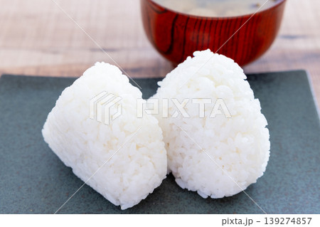 美味しい白米おにぎりと味噌汁 139274857