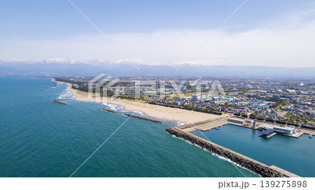 -空撮- 残雪の立山連峰を背景にした富山湾の美しい海岸線と岩瀬浜 139275898