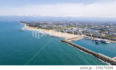 -空撮- 富山湾の海岸線と遠くにそびえる雪化粧の立山連峰・富山の景観 -空撮- 富山湾の海岸線と遠くにそびえる雪化粧の立山連峰・富山の景観 139275899