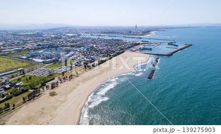 -空撮- 青い海と白い砂浜・防波堤が続く港町の景観と富山湾のパノラマ 139275903
