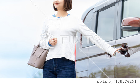車に乗る女性 車に乗る女性 139276251