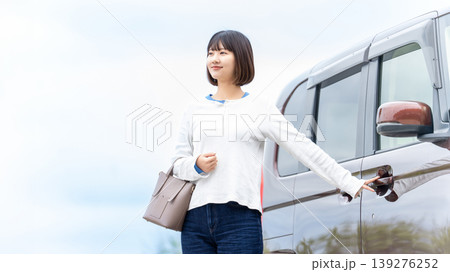 車に乗る女性 車に乗る女性 139276252
