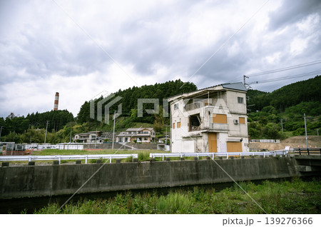 震災遺構の建物と周囲の山並みや川を含めた被災地の遠景記録 震災遺構の建物と周囲の山並みや川を含めた被災地の遠景記録 139276366