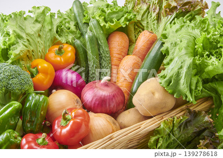 新鮮な食材の野菜をカゴに盛り合わせ。 139278618