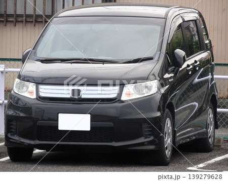 駐車場に停めた車 139279628
