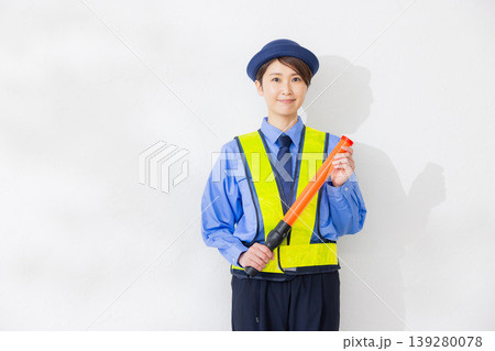 交通誘導をする警備員 交通誘導をする警備員 139280078