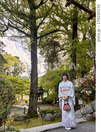 新緑の山寺を散策する着物姿の人物 新緑の山寺を散策する着物姿の人物 139280238