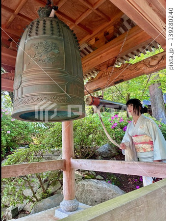 日本の寺院で鐘を撞く着物姿の人物 日本の寺院で鐘を撞く着物姿の人物 139280240