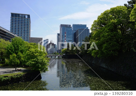 高層ビル群とお濠の平川橋　4月千代田1120平川橋・皇居 139280310