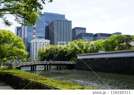 高層ビル群とお濠の平川橋　4月千代田1121平川橋・皇居 139280311