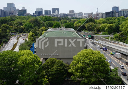 高層ビル群を背に青空に映える東京国立近代美術館　4月千代田1127東京国立近代美術館 139280317