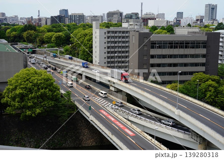高層ビル群を走る首都高速都心環状線　4月千代田1128首都高速都心環状線 139280318